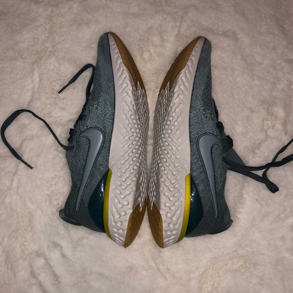 Nike Epic React Flyknit 2 (GS) - Picture 8 of 11